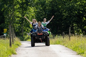 es-grüßen-unsere-maedels-auf-dem-quad