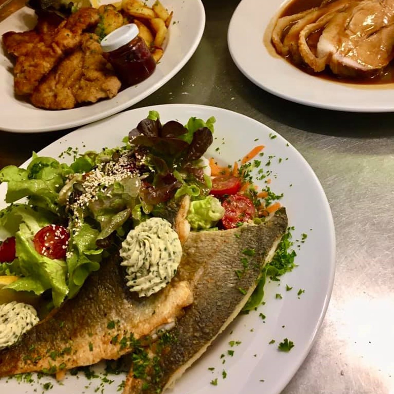 wiener-schnitzel-schweinekrustenbraten-salat-mit-doradenfilet